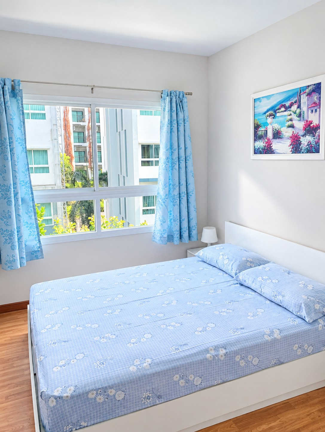 For sale: The Trust Condo Hua Hin, 4th floor, pool view, good location, close to the sea only 150 meters.