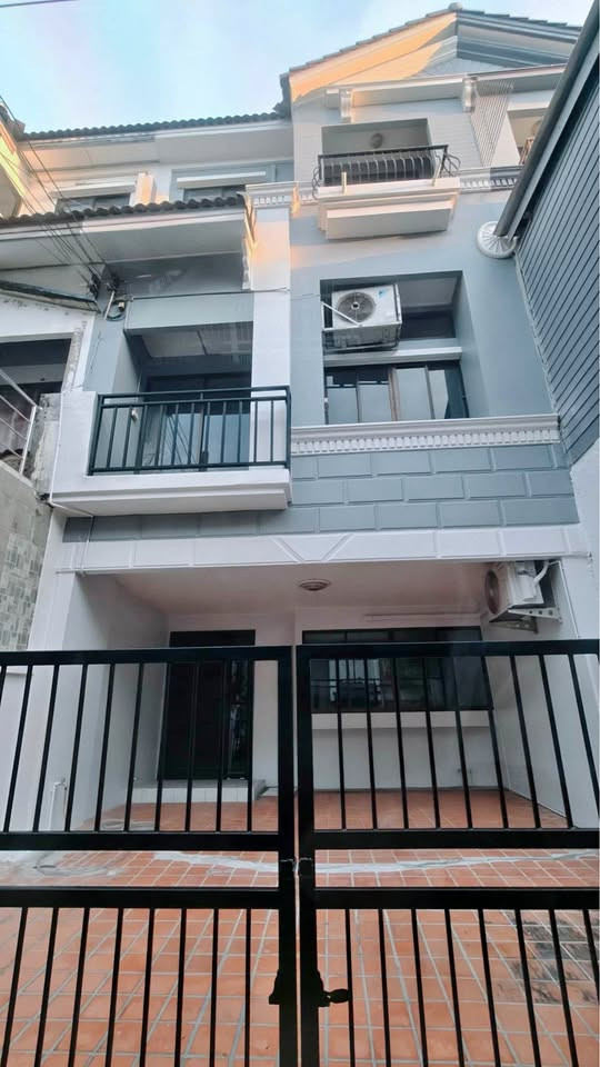 ให้เช่าทาวน์โฮม 3 ชั้น รีโรเวทใหม่ทั้งหลัง แอร์เฟอร์นิเจอร์ครบพร้อมเข้าอยู่ โครงการ บ้านกลางเมือง รัชดา มี3ห้องนอน 4ห้องน้ำ ราคาเช่าเดือนละ36,000บาท/เดือน ให้เช่าทาวน์โฮม 3 ชั้น รีโรเวทใหม่ทั้งหลัง แอร์เฟอร์นิเจอร์ครบพร้อมเข้าอยู่ โครงการ บ้านกลางเมือง รัชดา มี3ห้องนอน 4ห้องน้ำ ราคาเช่าเดือนละ36,000บาท/เดือน