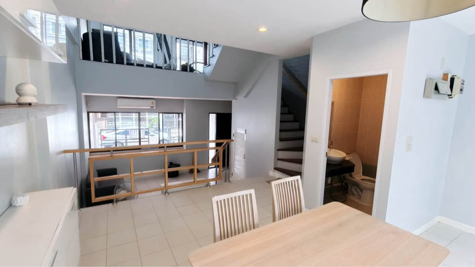ให้เช่าทาวน์โฮม 3 ชั้น รีโรเวทใหม่ทั้งหลัง แอร์เฟอร์นิเจอร์ครบพร้อมเข้าอยู่ โครงการ บ้านกลางเมือง รัชดา มี3ห้องนอน 4ห้องน้ำ ราคาเช่าเดือนละ36,000บาท/เดือน – รูปที่ 4