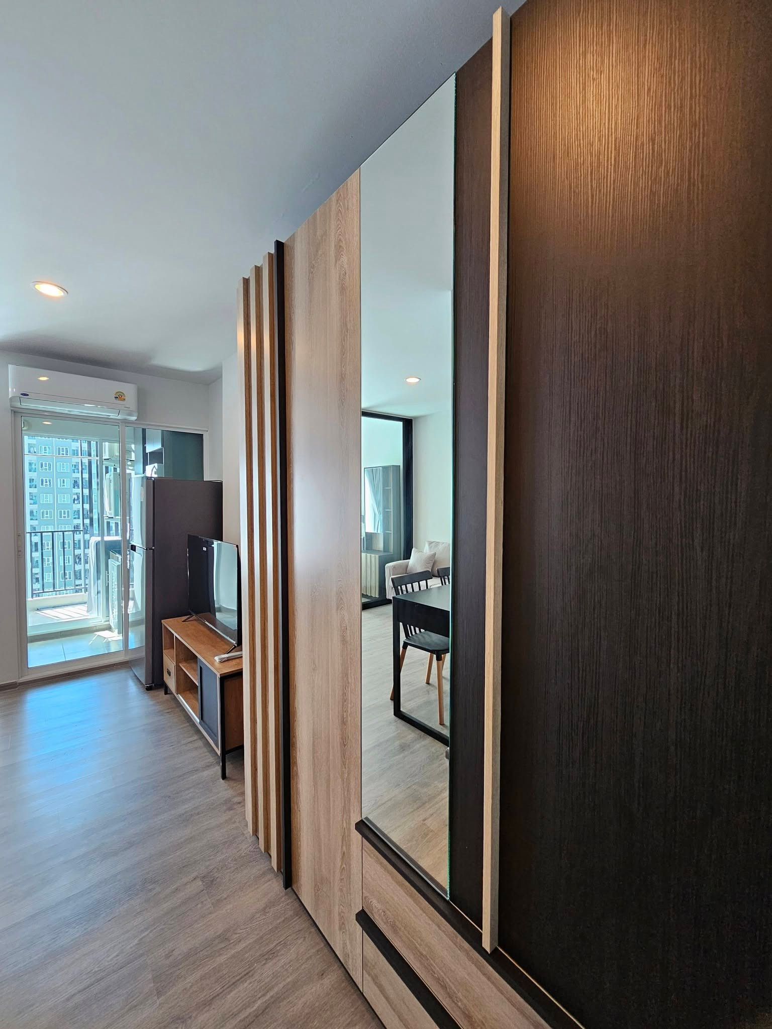 🏙️ [ ให้เช่า ] คอนโดแต่งสวยสไตล์ Loft Modern — 1 ห้องนอน ชั้นสูง ชั้น 24 ตึก D วิวสระว่ายน้ำ ใกล้ BTS เพียง 350 เมตร – รูปที่ 3