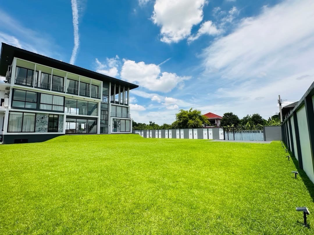 Large 3.5-Storey House on Almost 1 Rai Land, 8 Bedrooms, Near Harrow International School and Don Mueang Airport (Flood free location) Large 3.5-Storey House on Almost 1 Rai Land, 8 Bedrooms, Near Harrow International School and Don Mueang Airport (Flood free location)