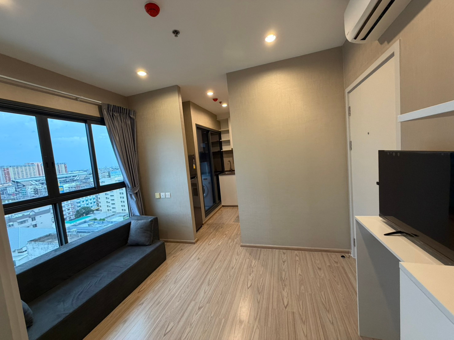 Condo for rent, The Tree Hua Mak, beautiful, next to The Mall Bang Kapi. Drag your bags and youre ready to move in!