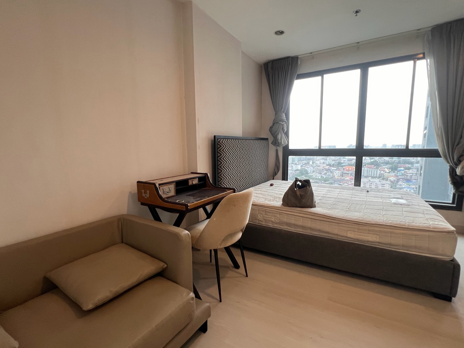 Ideo Sathorn Thapra room for Rent, size 22 sq m, Studio, price 9,500 BTS Pho Nimit, beautiful view, not blocked. If interested, make an appointment to visit 0614162636