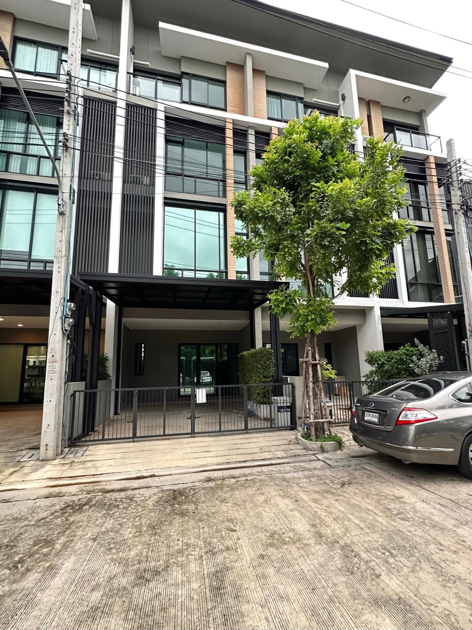3-story townhome for rent, Premium Place project. Kaset-Nawamin (Soi Mayalap) air conditioning in every room. No furniture, 3 work rooms, 2 halls, 4 bathrooms, monthly rental price 50,000 baht/month.
