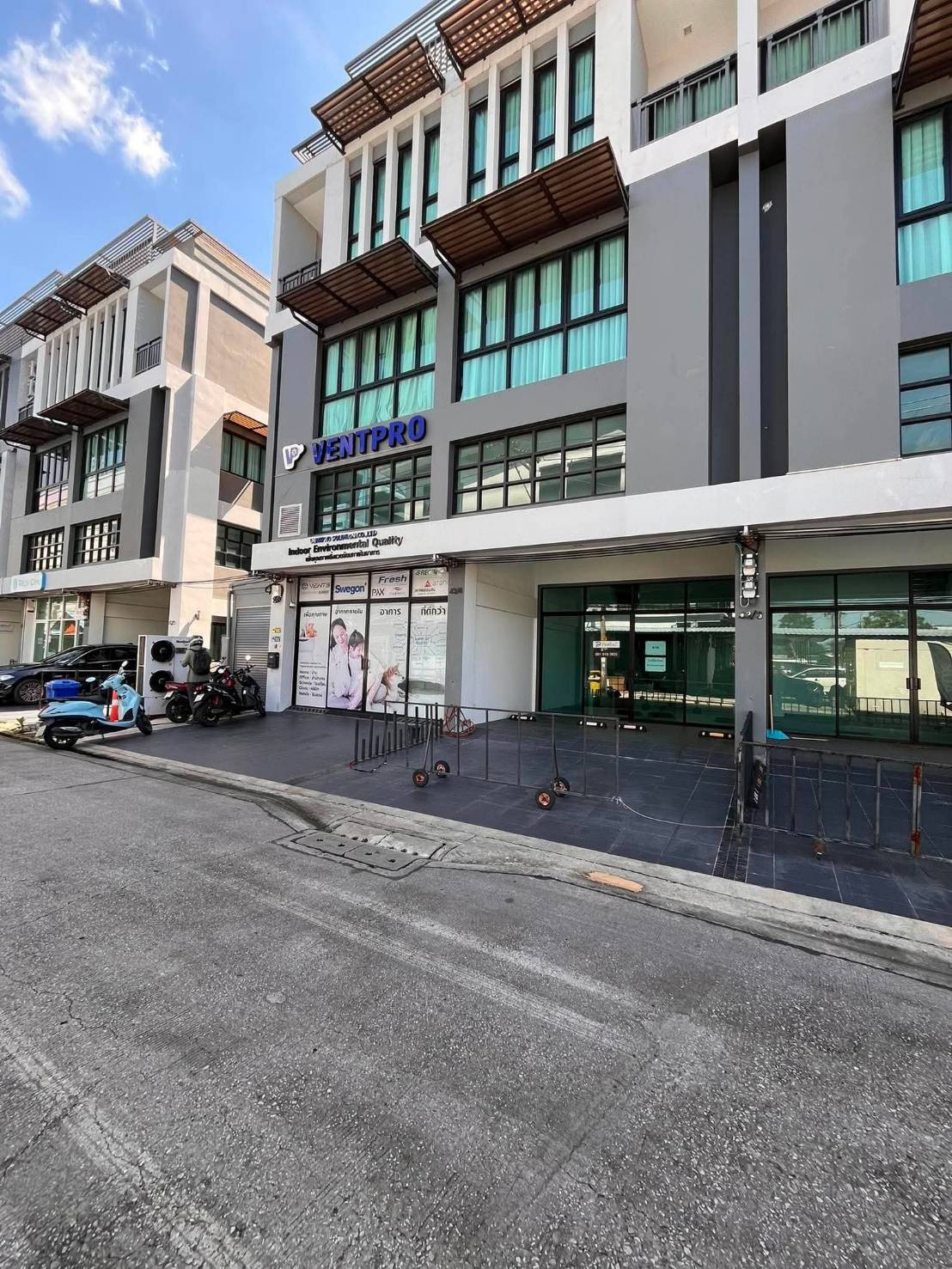 No flooding, cheapest in this area!! Home office 3.5 floors + mezzanine + rooftop Soi Lat Phrao 101, near the BTS, Central The Mall. No flooding, cheapest in this area!! Home office 3.5 floors + mezzanine + rooftop Soi Lat Phrao 101, near the BTS, Central The Mall.