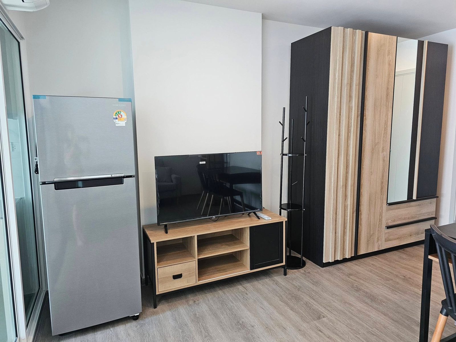 🏙️ [ ให้เช่า ] คอนโดแต่งสวยสไตล์ Loft Modern — 1 ห้องนอน ชั้นสูง ชั้น 24 ตึก D วิวสระว่ายน้ำ ใกล้ BTS เพียง 350 เมตร – รูปที่ 2