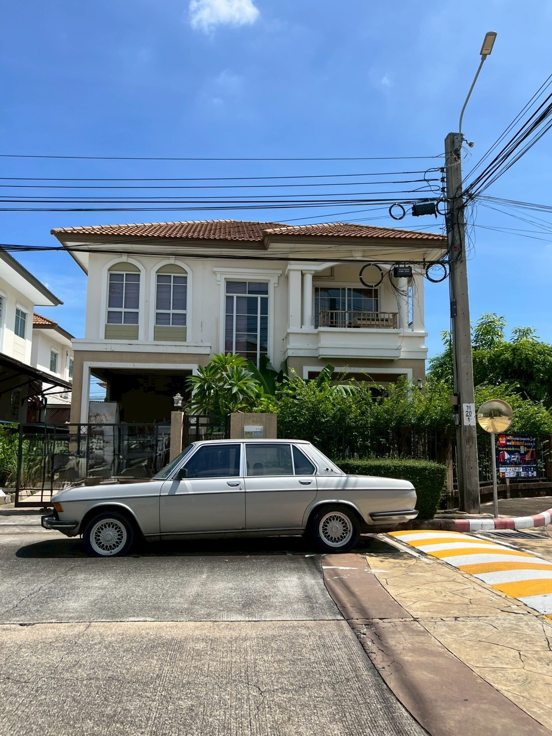 ้ขายถูกบ้านภัสสร 25 บางนา ตราด (53.5 ตร.ว.) หลังมุม ซอยหลัก ถนนกว้าง ใกล้สวน 