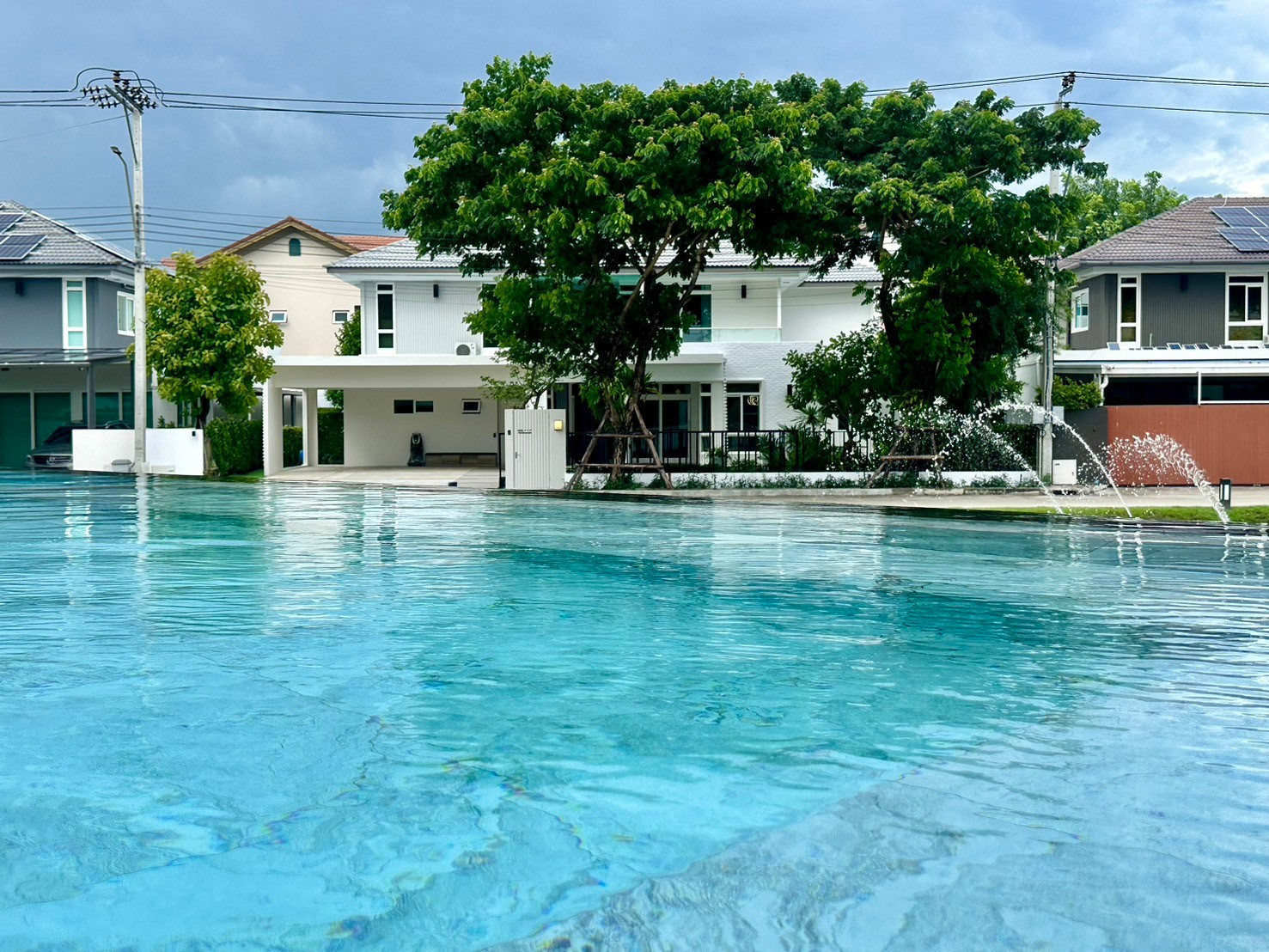 For rent/sale, detached house, Manthana Village (2), Bangna Km. 7, house in front of the lake, next to the clubhouse, main road, newly decorated.