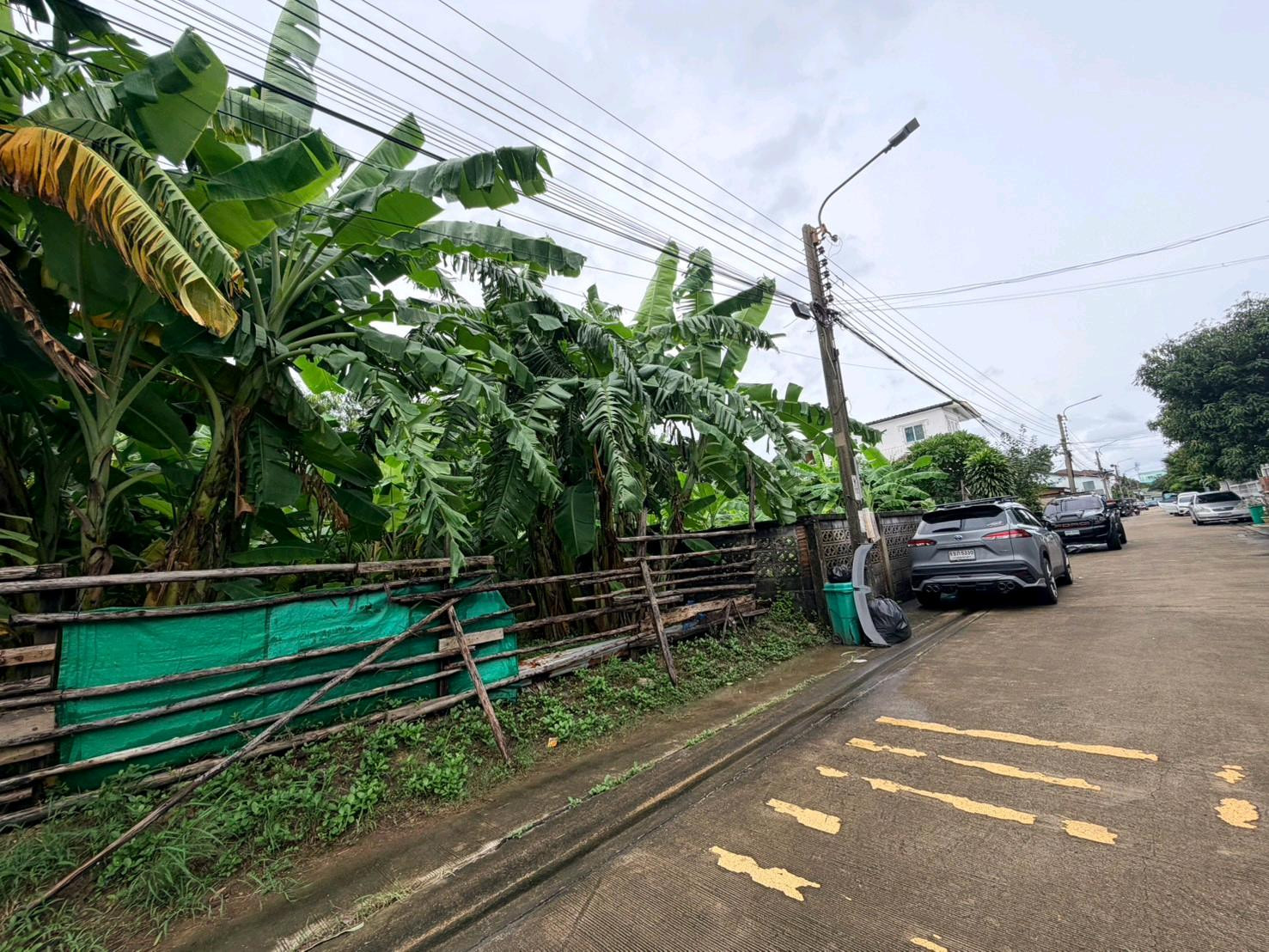Land in the Lat Phrao area, only 58,000/sq m. No need to buy an expensive house. Build it yourself, its worth it. Land in the Lat Phrao area, only 58,000/sq m. No need to buy an expensive house. Build it yourself, its worth it.