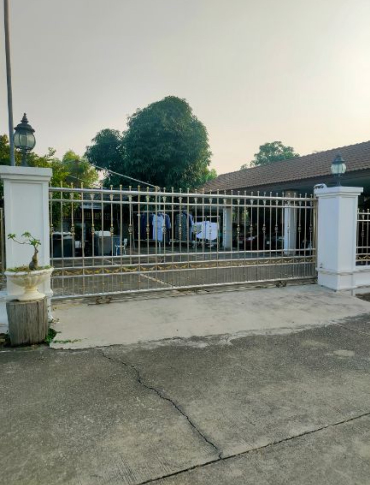 ขายที่ดินพร้อมโรงงาน Office building, residence and Thai wooden house, total area 4 rai 2 ngan 60 sq m with complete buildings. เหมาะทำธุรกิจ/โรงงาน – รูปที่ 4
