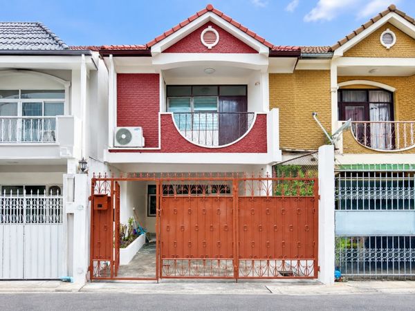 CharanSanitwong71–83 2-story townhouse 2bed MRT BangPhlat 499m. Yanhee H 900m. 1 bath. It sits on a 21-sq.wa. plot with a usable area of