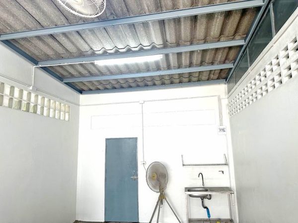 MRT Chokchai 4 / Ladprao 71 area.Warehouse for rent Land size: 12 sq. wa. usable area: 48 sq. m. Building dimensions: 4 x 12 m. Features 1