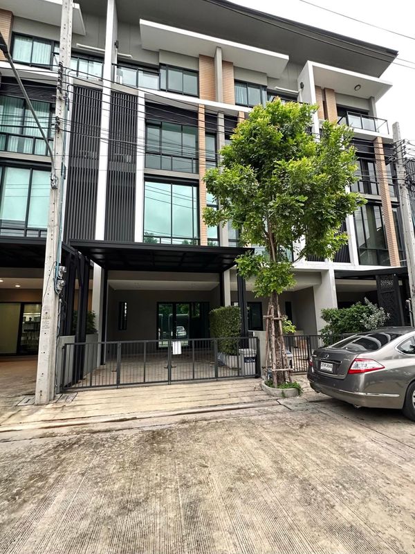 3-story townhome for rent, Premium Place project. Kaset-Nawamin (Soi Mayalap) air conditioning in every room. No furniture, 3 work rooms, 2 halls, 4 bathrooms, monthly rental price 50,000 baht/month.
