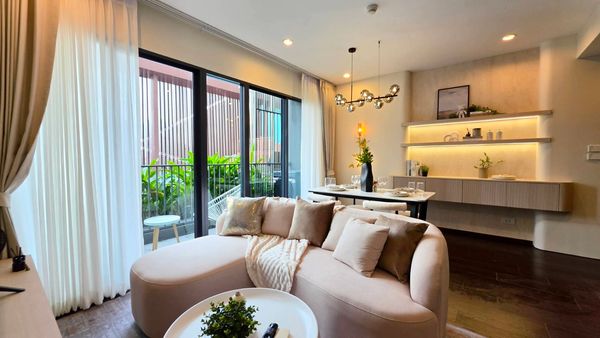 C Ekkamai Condo (Sukhumvit 63) for rent: Extra-large corner unit with a pool view, fully furnished and ready for immediate move-in.