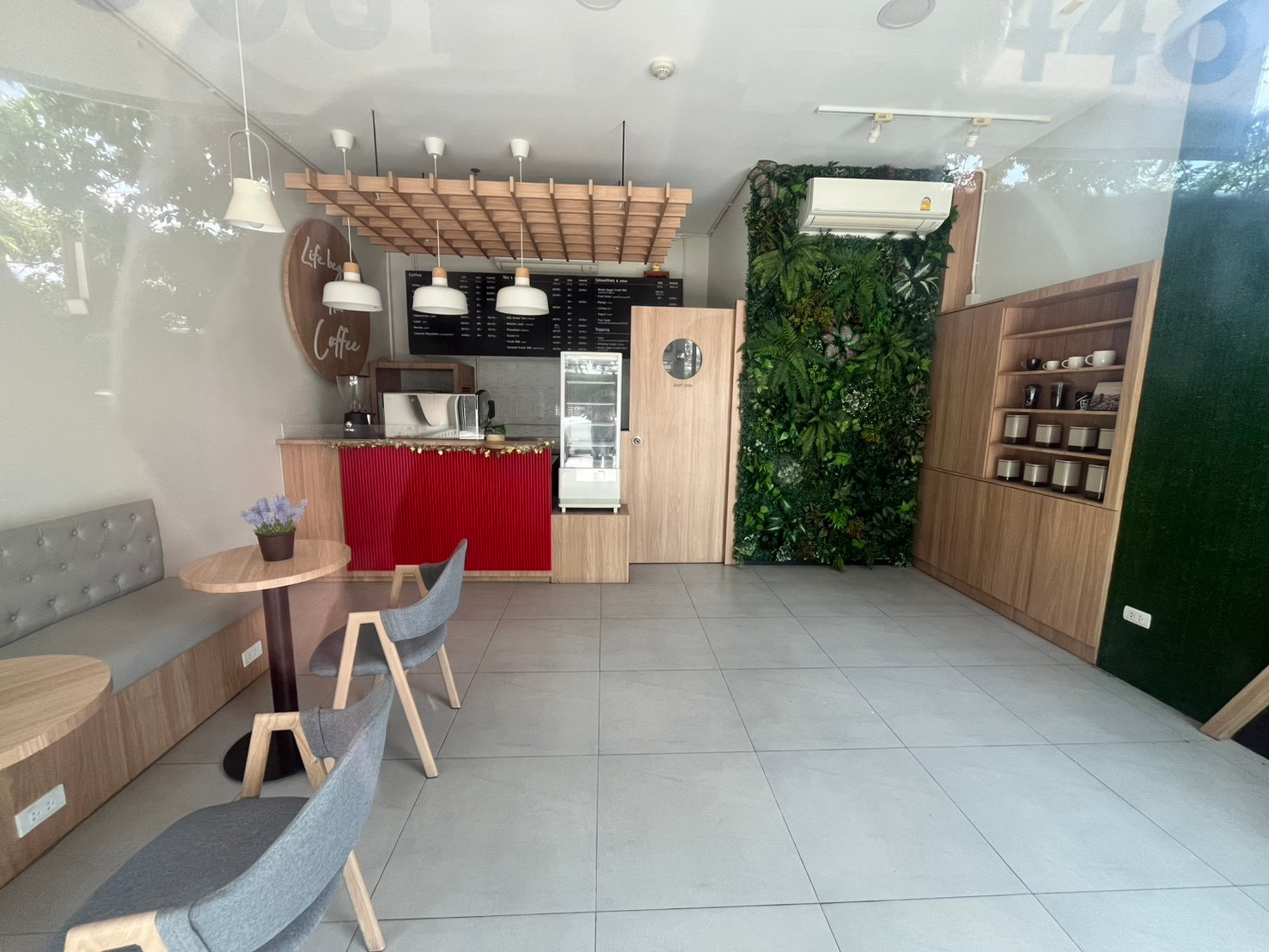 Shop for sale under Urbano Ratchawithi Condo, 29 sq m., in front of the building, has an ensuite bathroom. Complete with coffee shop equipment, 3.4 million, including transfer fees, near MRT Sirindhorn.