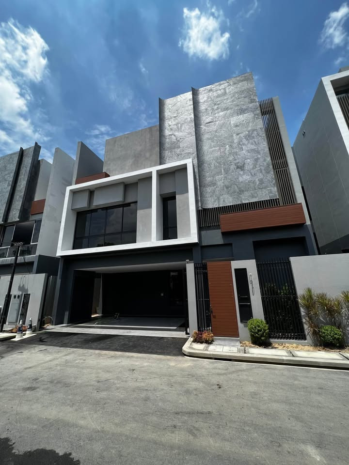 For rent, luxury house, Bukan Krung, Thep Kreetha, near Brighton International School.