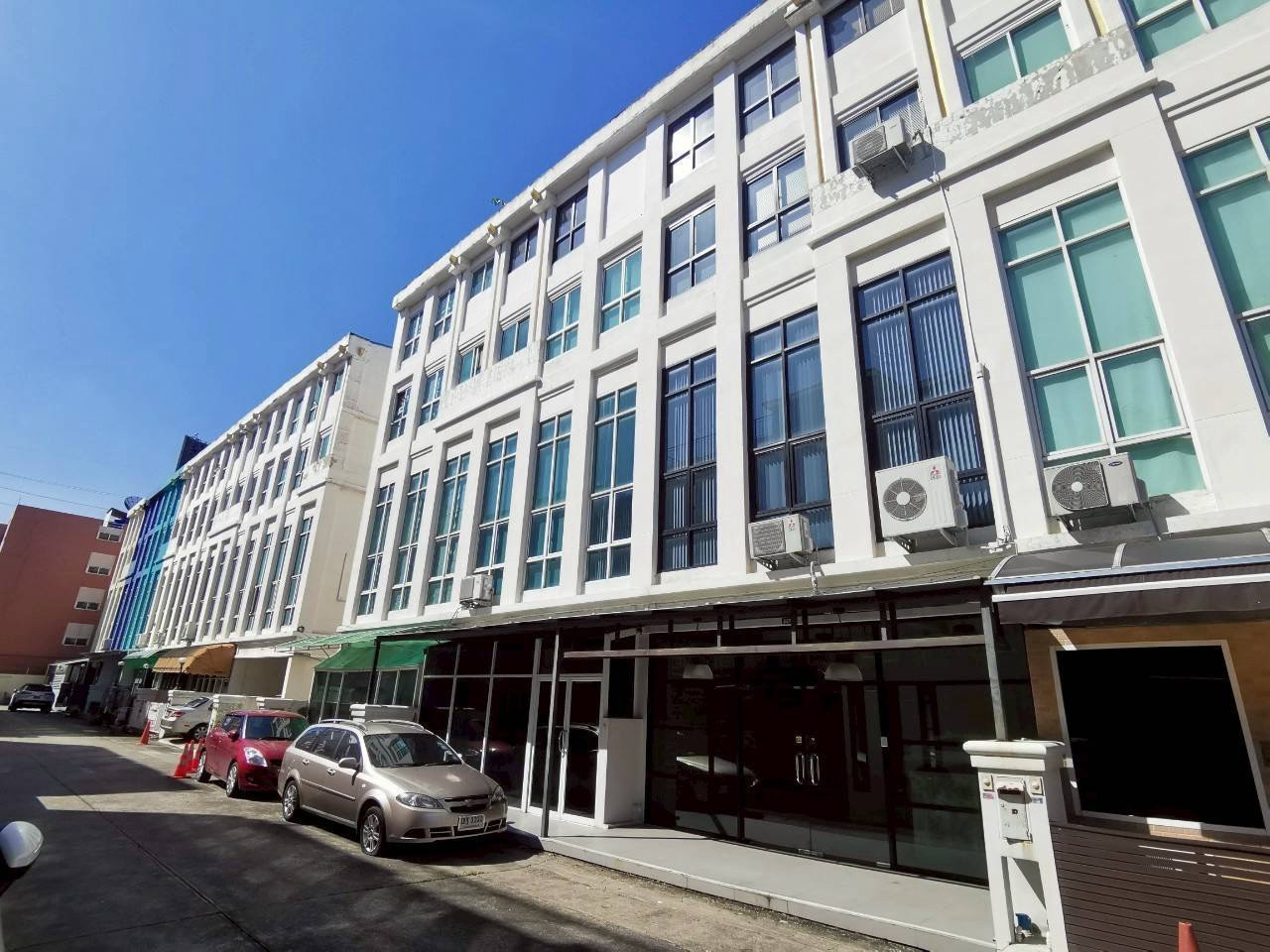 Home office for sale, 4 and a half floors, 2 units, good location, near MRT Yellow Line, Lat Phrao 71 Station, can walk to the BTS in 5 minutes, suitable for both living and office use! Home office for sale, 4 and a half floors, 2 units, good location, near MRT Yellow Line, Lat Phrao 71 Station, can walk to the BTS in 5 minutes, suitable for both living and office use!