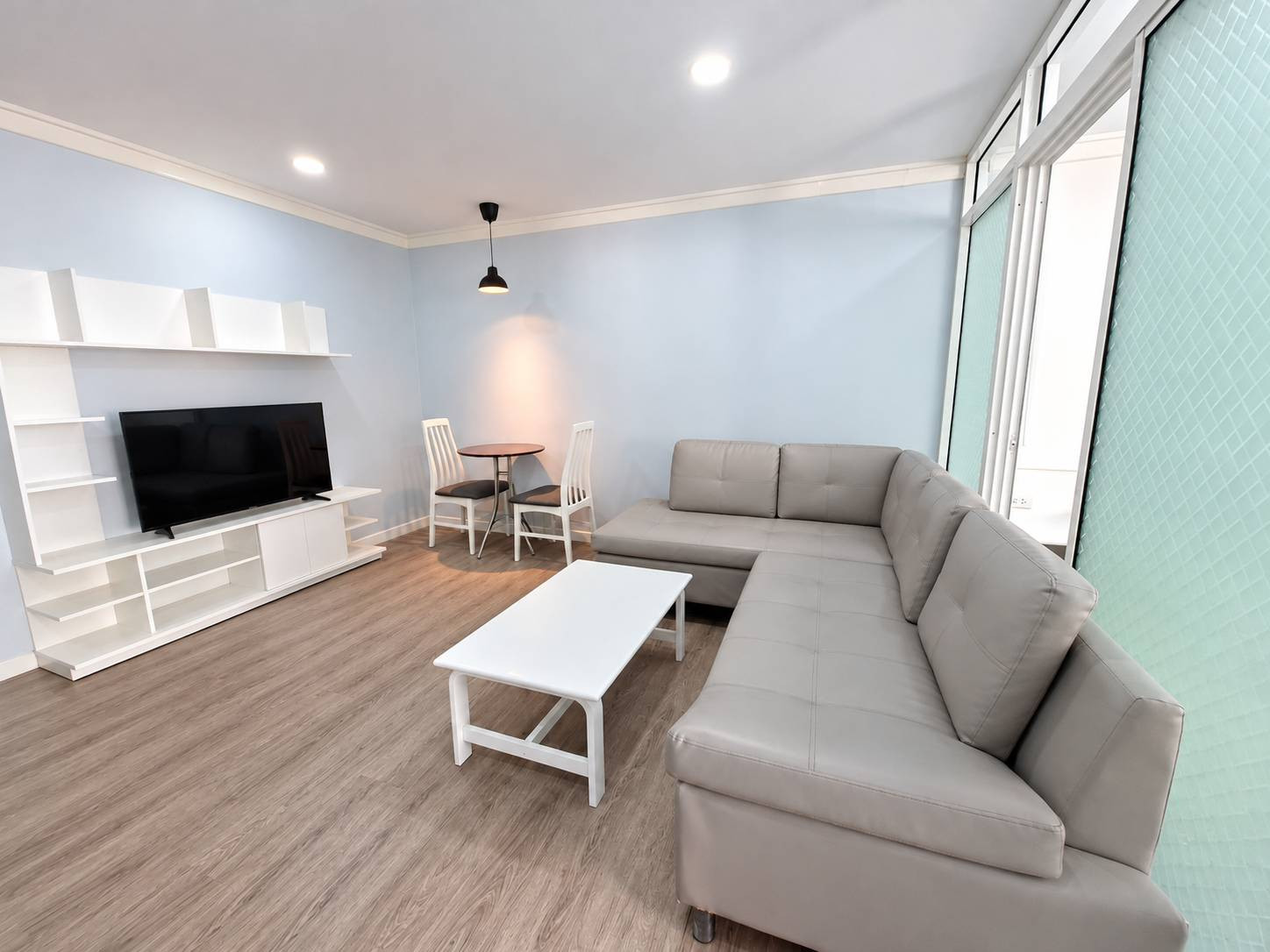 Pet friendly back into stock ^^, walkable to BTS Thonglor with 40 sqm. located on 8th floor only 25k!!!! @ 49 Suites. Pet friendly back into stock ^^, walkable to BTS Thonglor with 40 sqm. located on 8th floor only 25k!!!! @ 49 Suites.