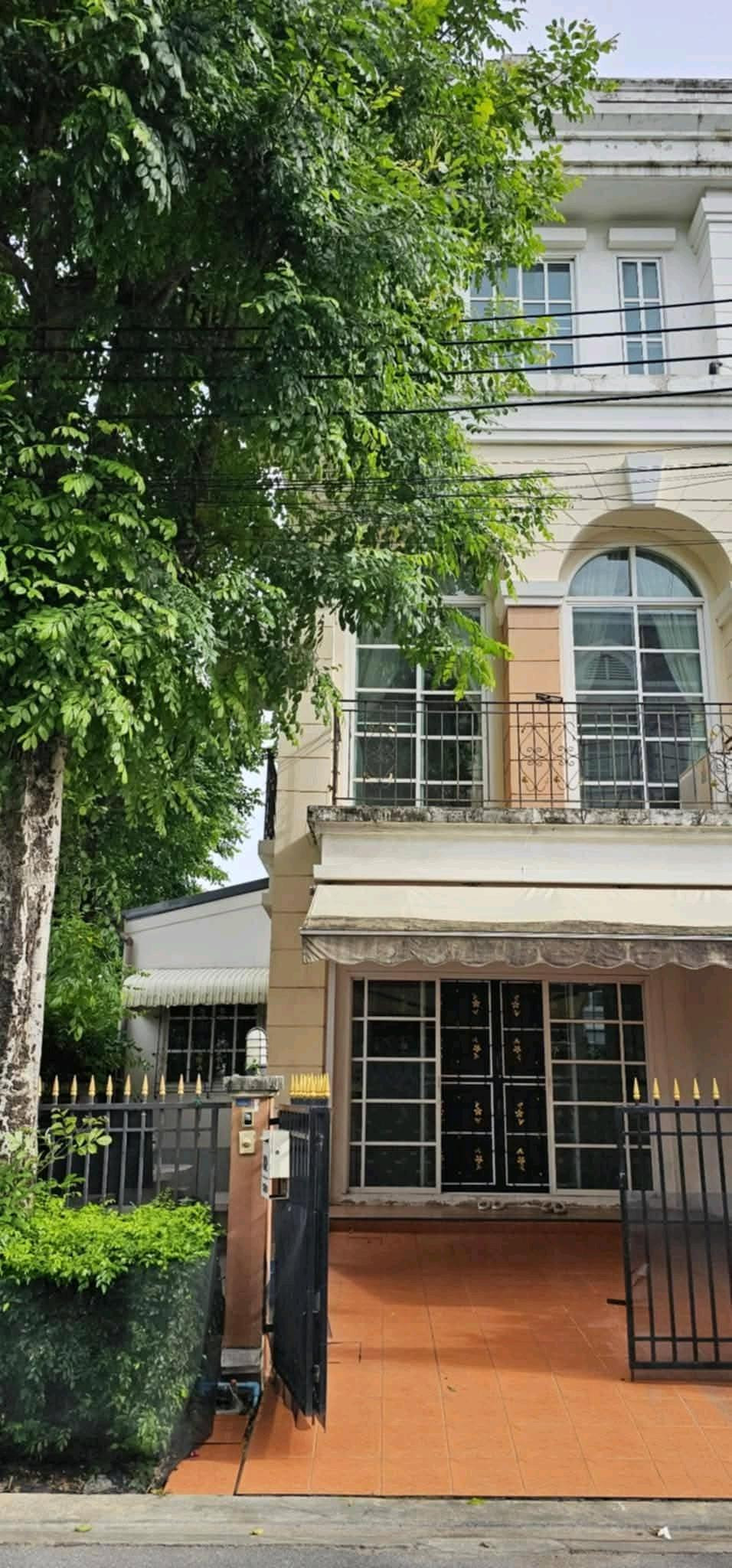 ขายทาวน์เฮ้าส์ พลัส ซิตี้ พาร์ค ลาดพร้าว 71 (Plus City Park Ladprao 71)หลังมุม  บ้านหัวมุมติดสวนต้นไม้ พื้นที่ขนาด 28 ตร.วา พื้นที่ใช้สอย 139 ตร.ม เพดานโล่งโปร่ง สบาย สูงถึง 2.6 เมตร 3 ห้องนอน 3 ห้องน้า 5 แอร์ 1 ห้องครัว 2 ห้องรับแขก 1 ห้องอเนกประสงค์