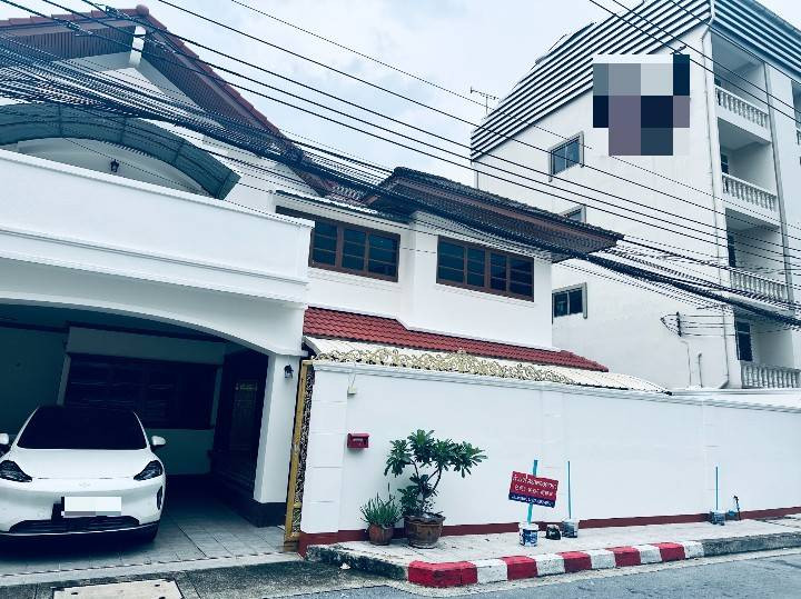 2-story detached house for rent, completely renovated. Good location near MRT Huai Khwang Pracharat Bamphen Road, 4 air conditioners, furniture as shown, 5 bedrooms, 4 bathrooms, 1 maids room, rental price 80,000 baht/month.