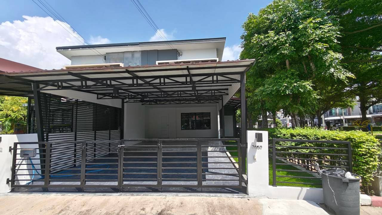 Corner plot house next to the garden, hard to find! Feels like a semi-detached house, parking for 3 cars, ready to move in. Corner plot house next to the garden, hard to find! Feels like a semi-detached house, parking for 3 cars, ready to move in.