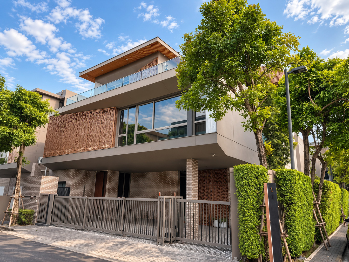 For sale and rent luxury house Artale Phatthanakan-Thonglor (525 sq m.), 5 bedrooms, 6 bathrooms, near Thonglor 3.5 km.