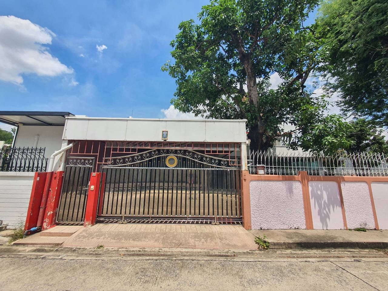 99737 - Single house for sale Sukhumvit 64 (corner house) near BTS Punnawithi.