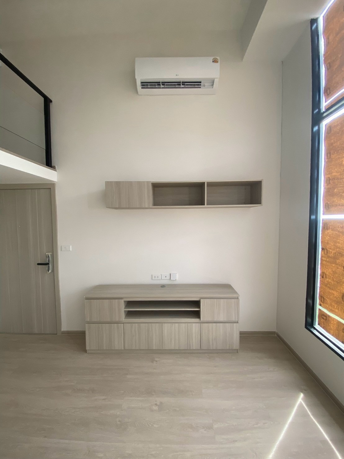 ห้อง High Ceiling 35 ตร.ม. | ห้องมุม | วิวแม่น้ำ | ติด BTS 0 เมตร | เลี้ยงสัตว์ได้ – รูปที่ 2