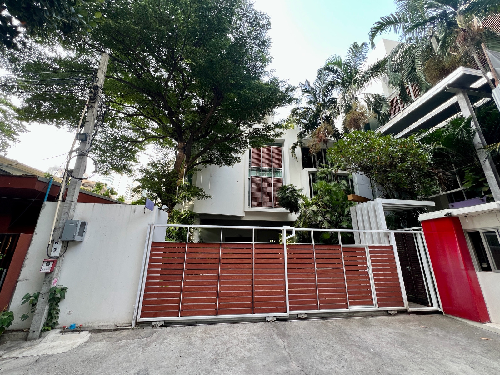4-story office building for sale, Sukhumvit 20, in the heart of Asoke, with studio and living space. 4-story office building for sale, Sukhumvit 20, in the heart of Asoke, with studio and living space.