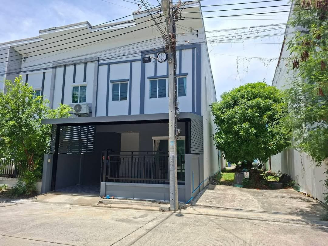 Lionov Project Pinklao-Wongwaen, 2-story townhome, corner house, modern style.