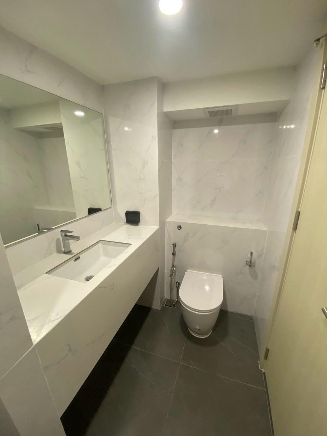 ห้อง High Ceiling 35 ตร.ม. | ห้องมุม | วิวแม่น้ำ | ติด BTS 0 เมตร | เลี้ยงสัตว์ได้ – รูปที่ 3