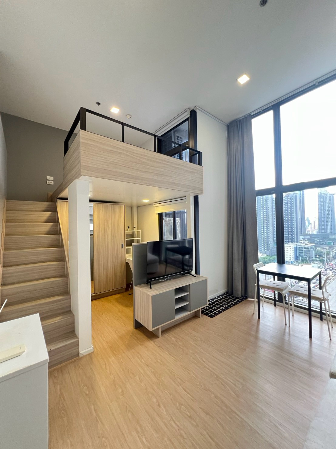 Condo for rent near MRT Rama 9, Airport Link Makkasan, Chewathai, Asoke, 2 floors. Condo for rent near MRT Rama 9, Airport Link Makkasan, Chewathai, Asoke, 2 floors.