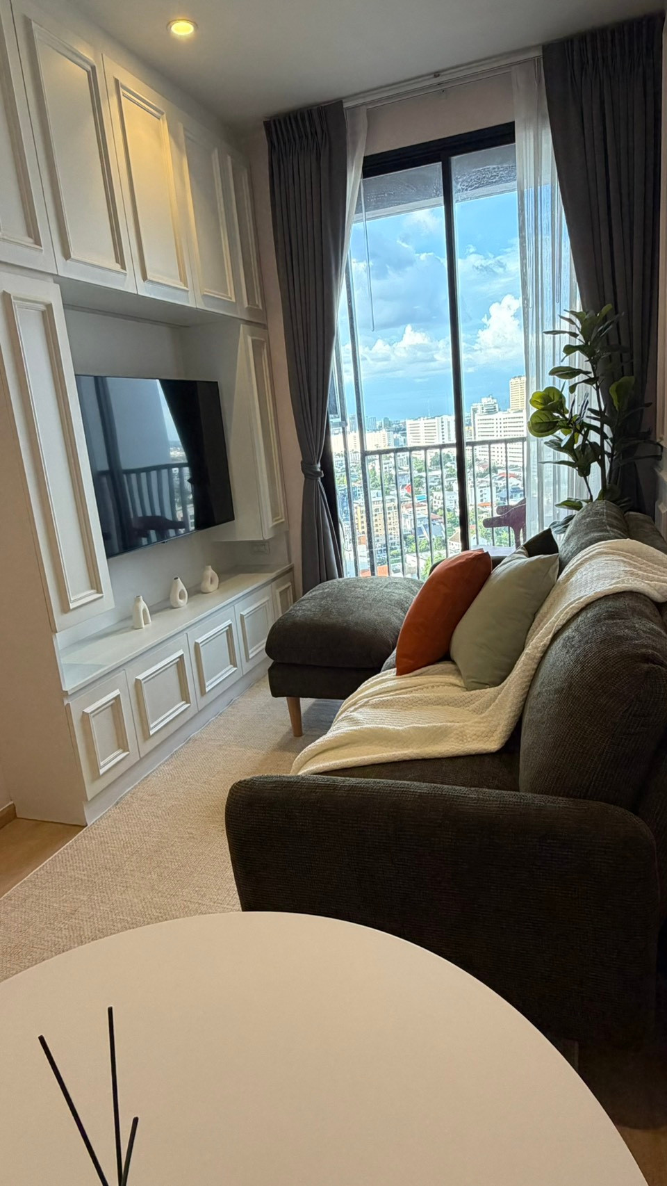 **Ready to move in** Newly renovated room, 1bed, good position, hard to find corner room / If interested, contact K. Cheraem 099-620-2888 **Ready to move in** Newly renovated room, 1bed, good position, hard to find corner room / If interested, contact K. Cheraem 099-620-2888