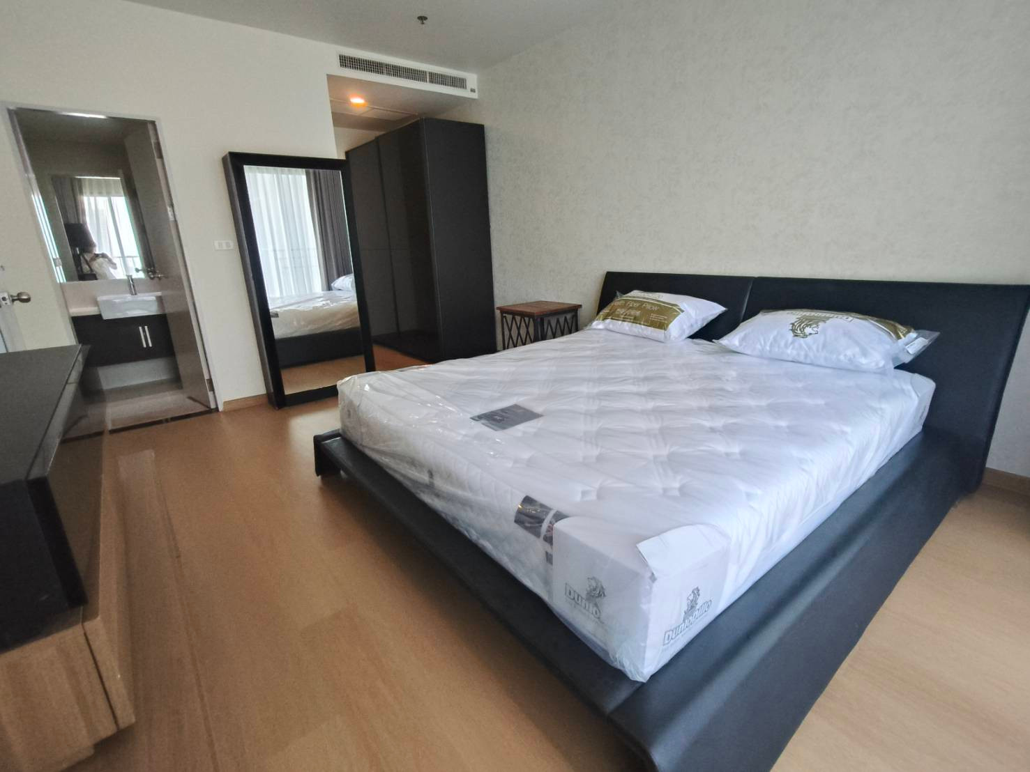 For RENT Noble SOLO Thonglor Condo !!! A Spacious one Bed Room 51.23sq.m with New Kingsize Mattress, Sofa and Re-flooring. – รูปที่ 4