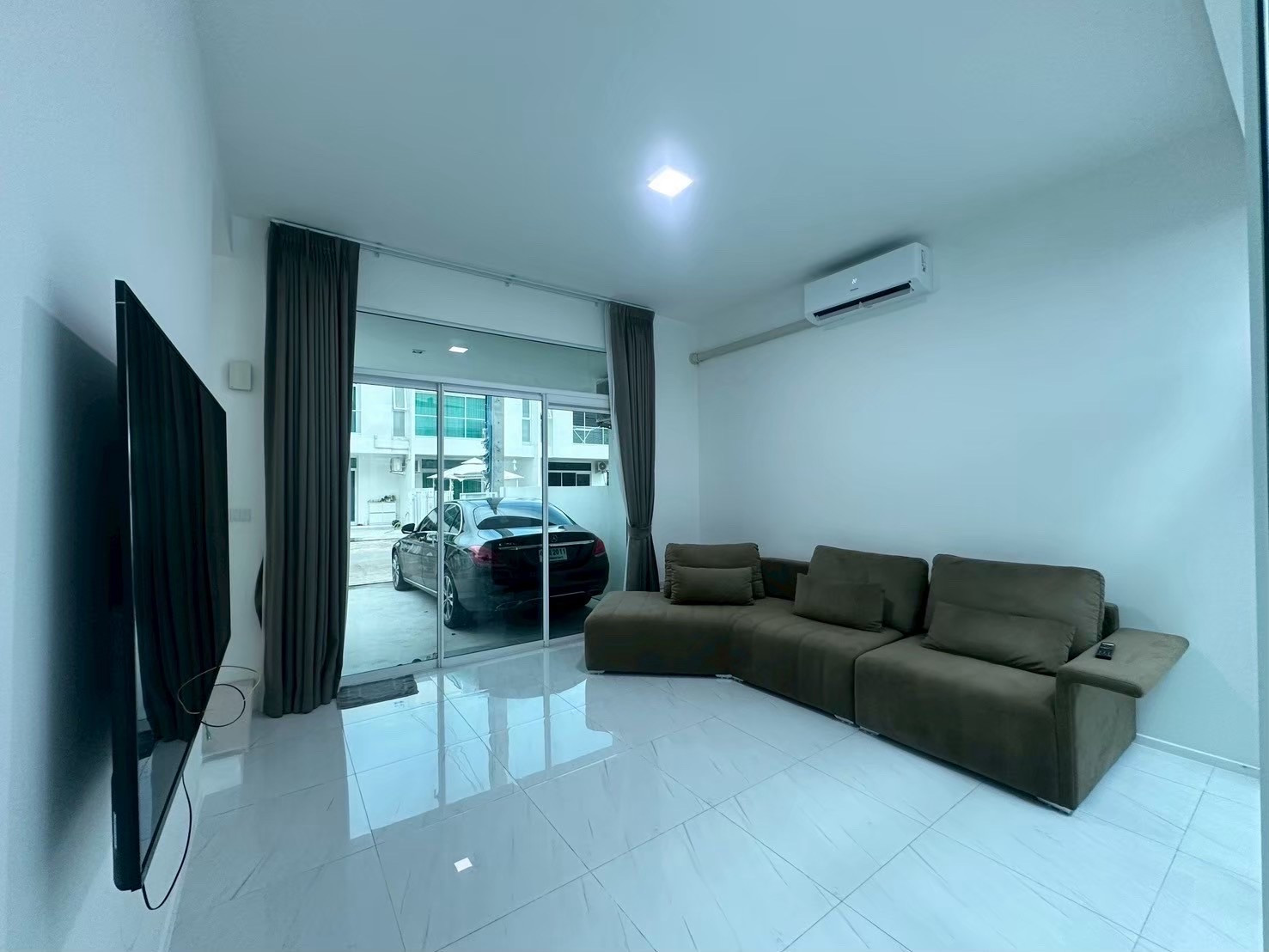 House for sale with tenant Lease contract valid until mid-2027 Townhome Aren Bangna Areeya Property