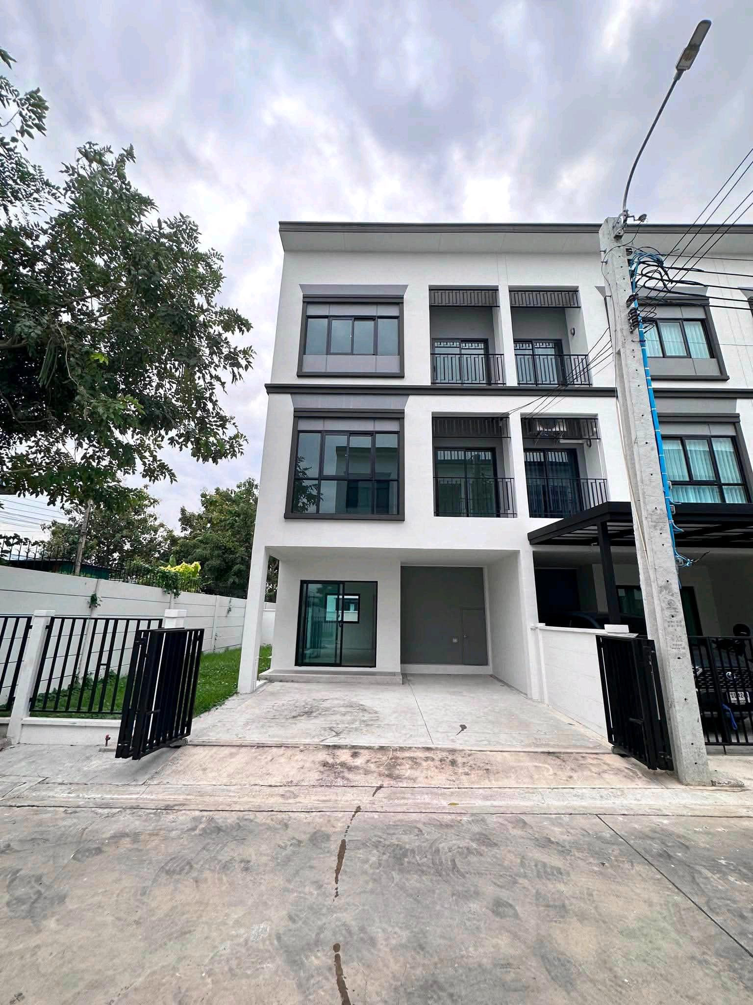 ✅FOR SALE &amp; RENT✅ Lumpini Townplace Sukhumvit–Srinakarin 🔥 RARE CORNER UNIT