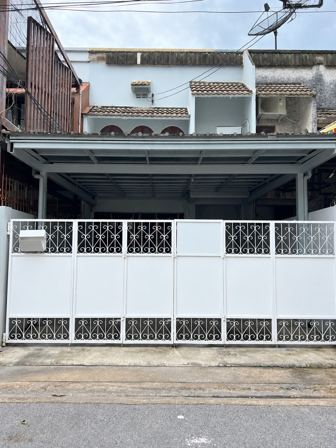 House/home office for rent, Soi Ekkamai 12, near DONKI Mall Thonglor, BTS Ekkamai. House/home office for rent, Soi Ekkamai 12, near DONKI Mall Thonglor, BTS Ekkamai.