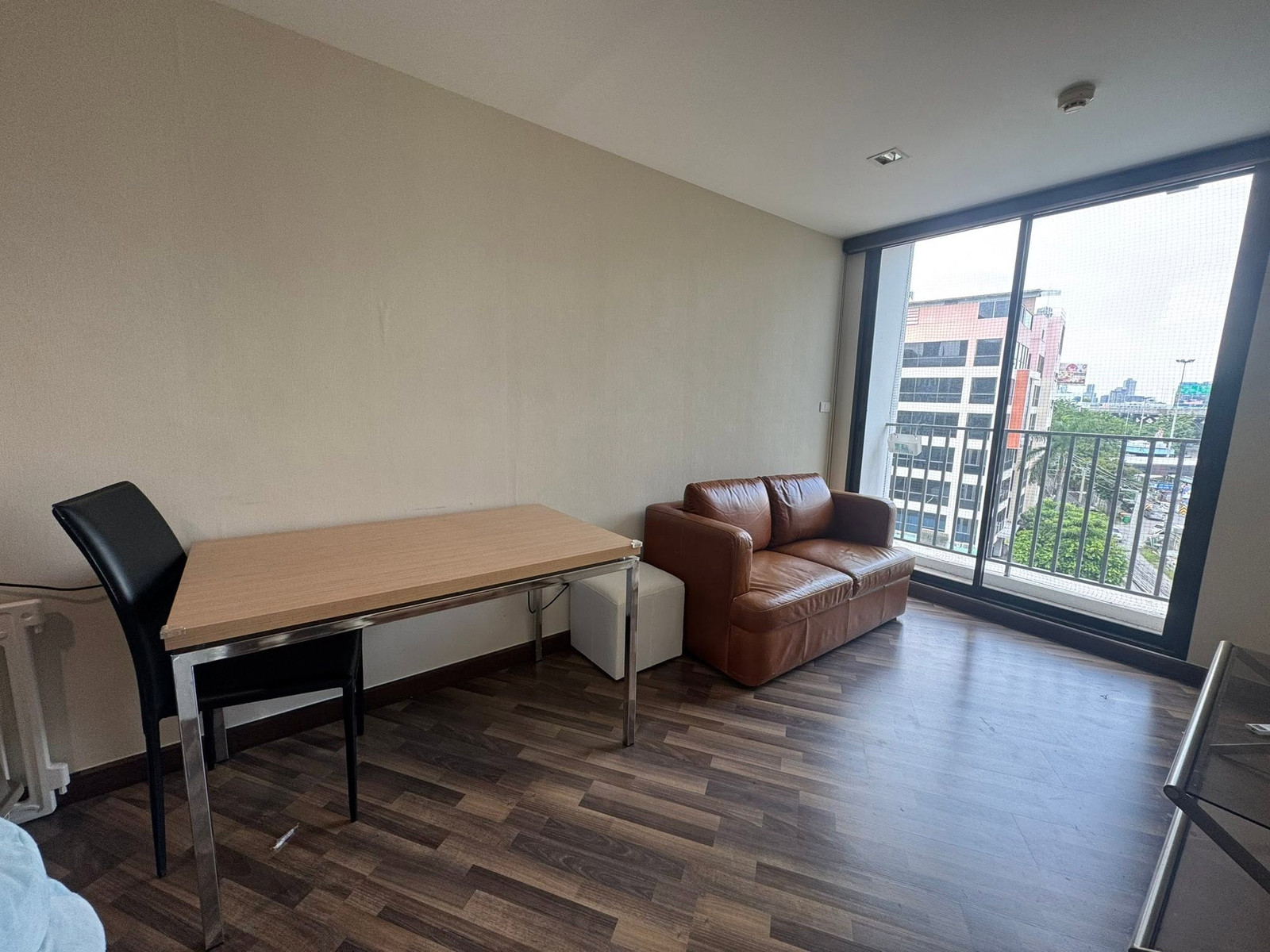 Large condo for rent, 2 bedrooms, 2 balconies, corner room, private, good price, near BTS Bangna and Udomsuk Beyond Sukhumvit.