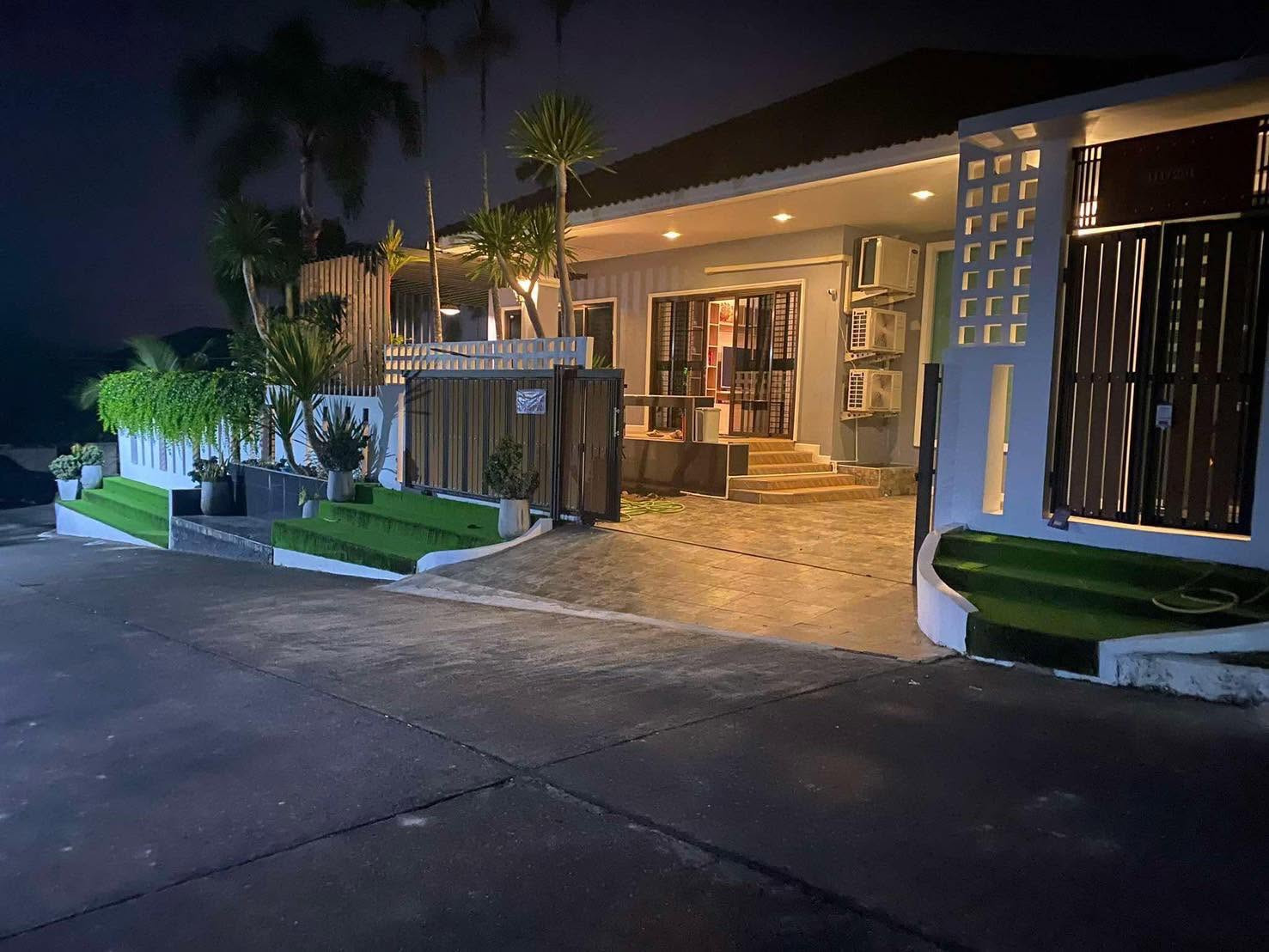 Scenic Hillside Villa | 4-Bed Corner House with Mountain Views &amp; Wine Cooler (14.9 MB / 95K mo) 