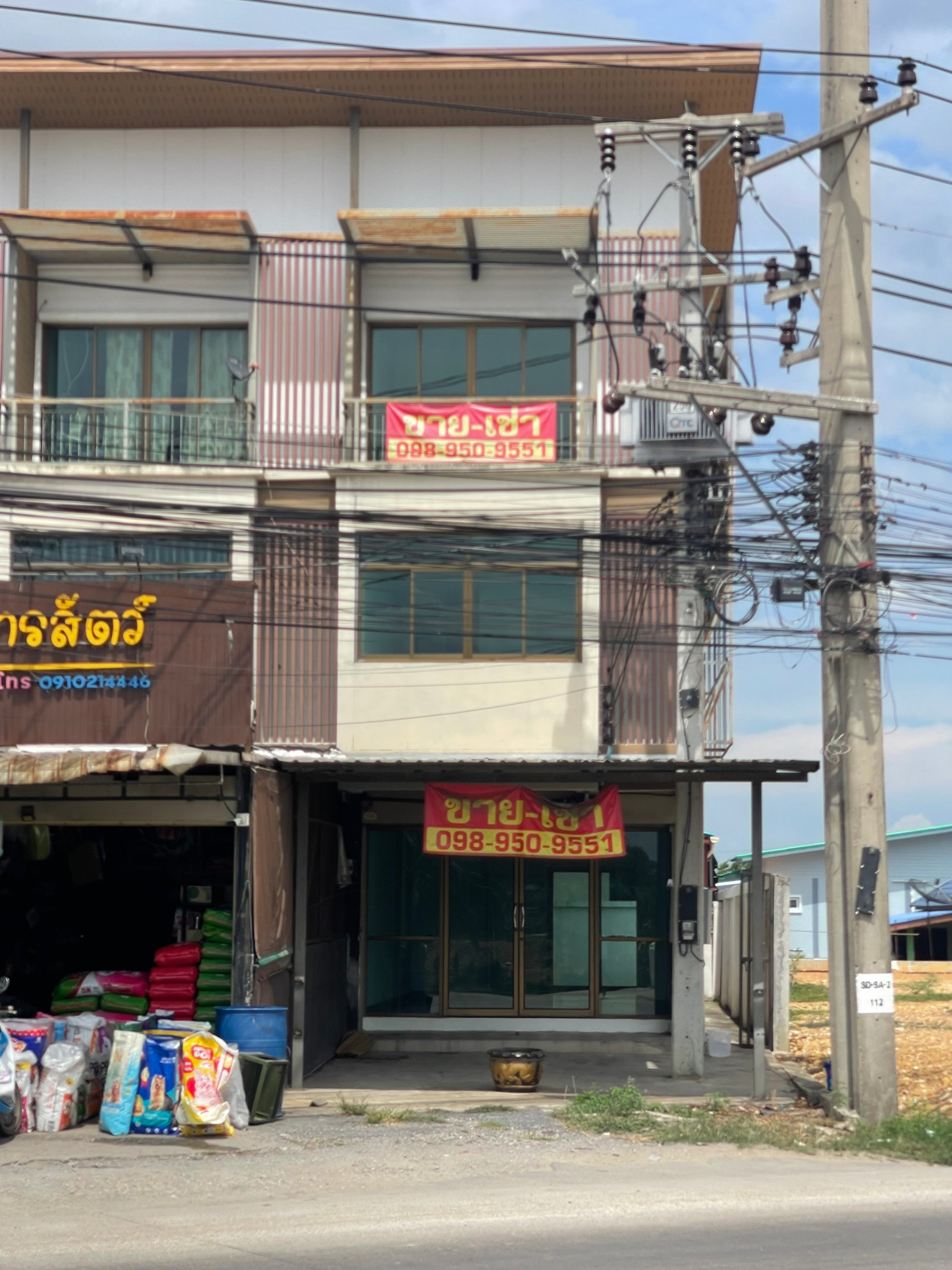 For sale: 3-story commercial building, Ban Ko, Samut Sakhon, next to Suan Som main road, ready to move in, 13,000 baht per month.