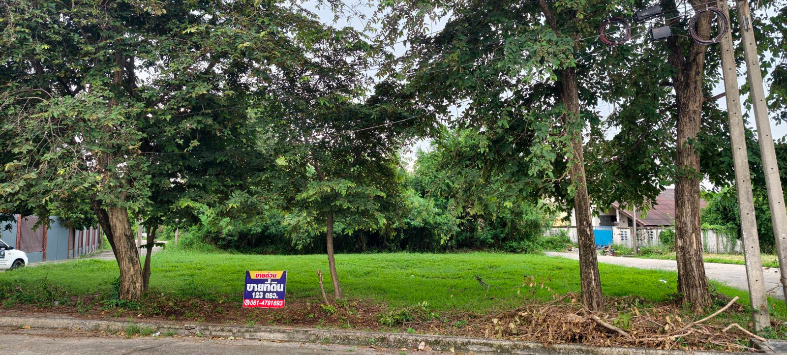 Empty land for sale in Parichat Village, 123 square meters, price 1.45 million baht. Empty land for sale in Parichat Village, 123 square meters, price 1.45 million baht.