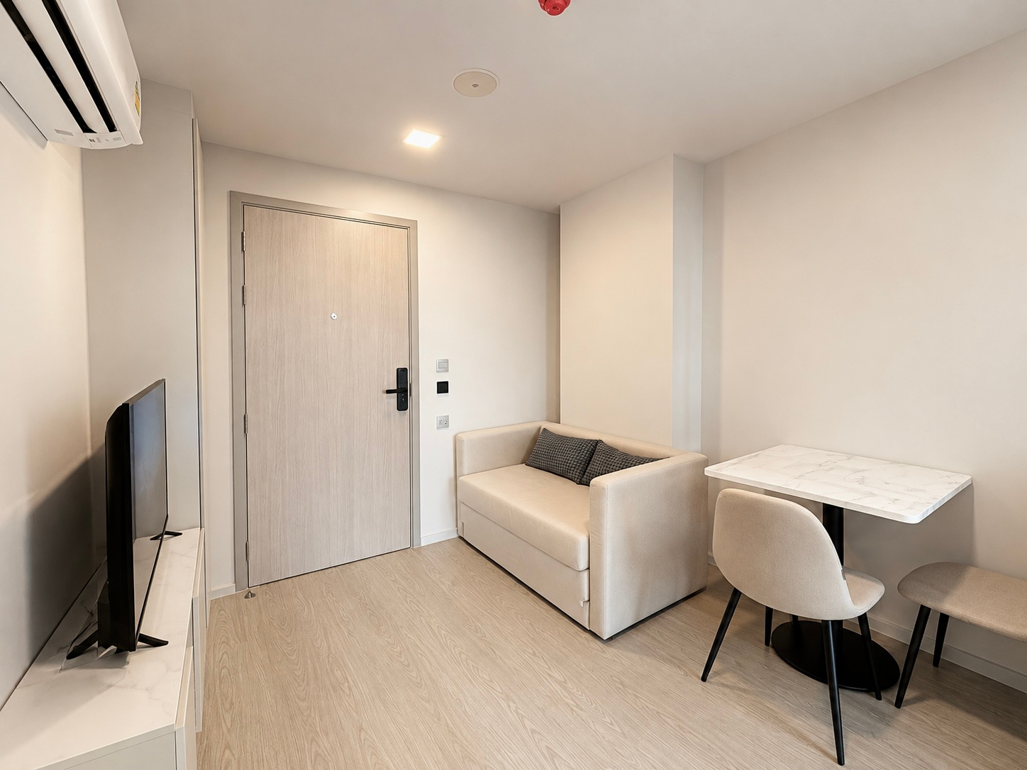 📍✨ Atmoz Oasis Onnut | For Rent 🏡✨ Modern condominium in the On Nut area, offering a peaceful resort-style atmosphere with beautiful garden and swimming pool views. Conveniently located just around 450 meters from MRT Yellow Line – Sri Nut Station, wit – รูปที่ 2