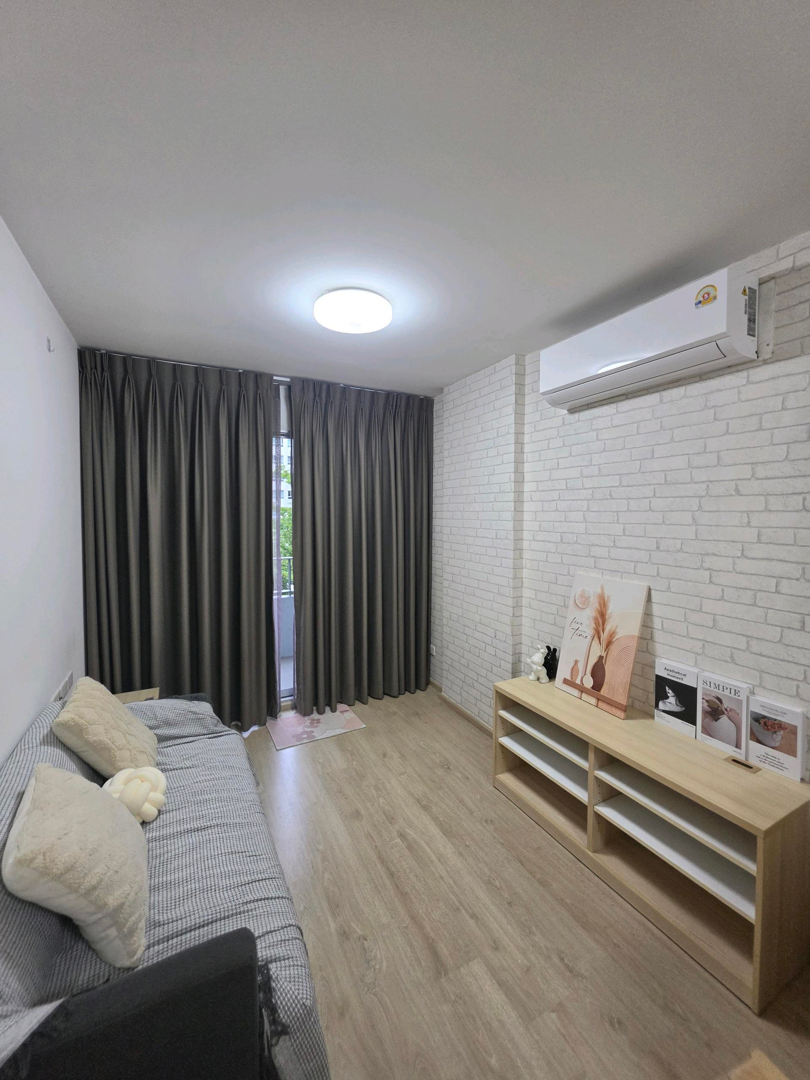 For rent, 34 sq m., pool view, beautiful room, ready to move in, large common area, good atmosphere, no flooding.