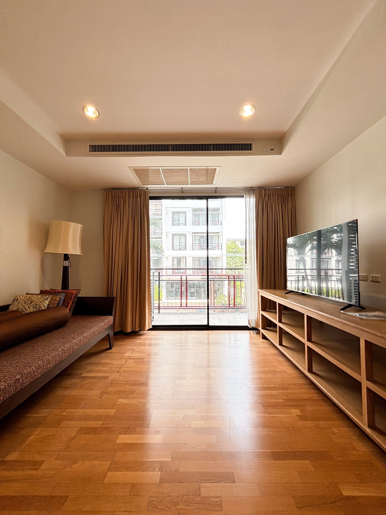 🏡 ให้เช่า | Amanta Ratchada 🌿 ห้องใหญ่ 84 ตร.ม. | Pool View | บรรยากาศรีสอร์ท ✨ รีโนเวทใหม่ทั้งห้อง + เครื่องใช้ไฟฟ้าใหม่ยกชุด พร้อมเข้าอยู่ – รูปที่ 3