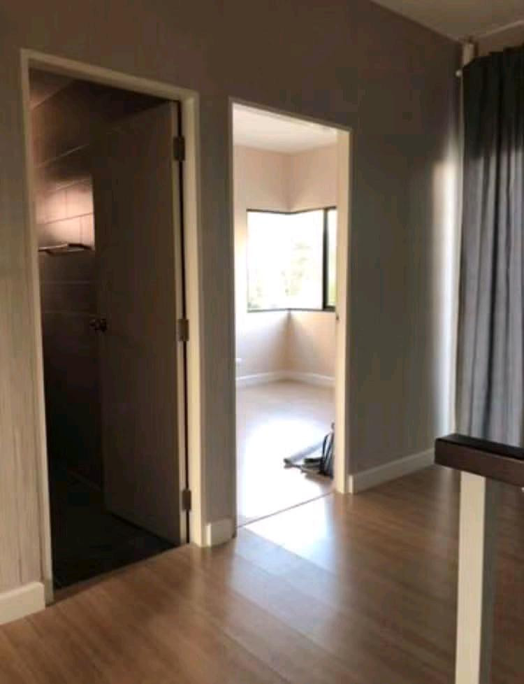 🏡 For rent, 3-story townhome, Thana Cluster Westgate | Soi Khlong Thanon, Bang Yai ✅ Property details - 🏠 3 floors | 4 bedrooms, 4 bathrooms ​ - ❄️ 2 air conditioners (ground floor + master bedroom) ​ - 🚗 Parking for 2 cars ​ - 📍 4 km from BTS Khlong Bang – รูปที่ 4