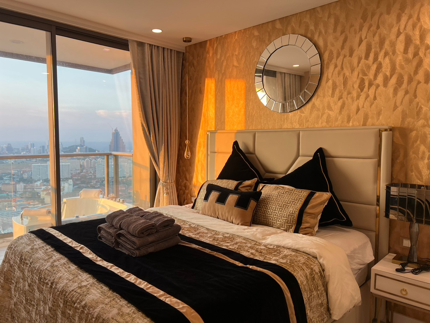 For rent: Copacabana Beach Jomtien (40K) Beach front condo, central area, fully equipped, the most beautiful in Jomtien.