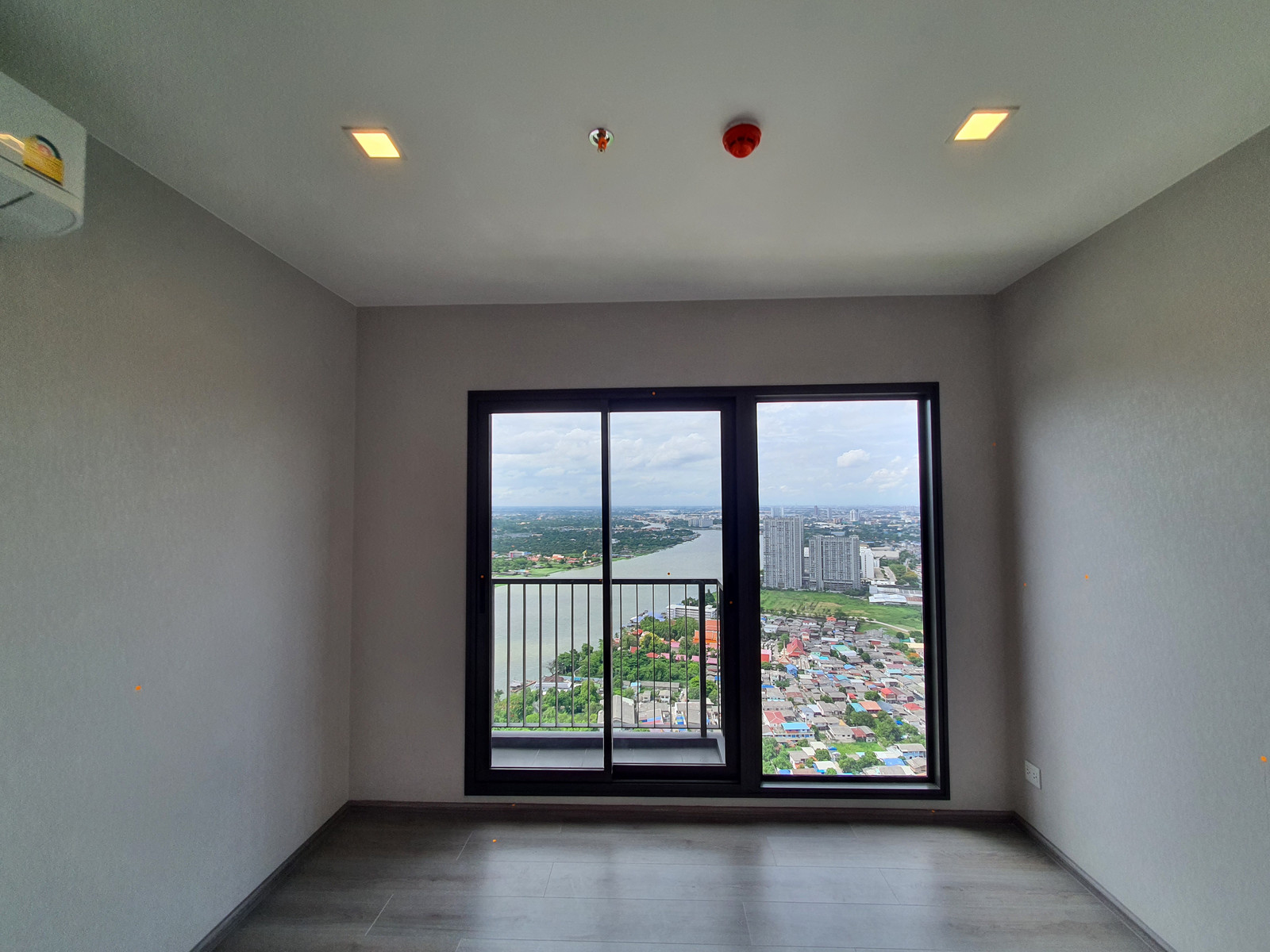 Empty room with river view for rent 9,000 baht