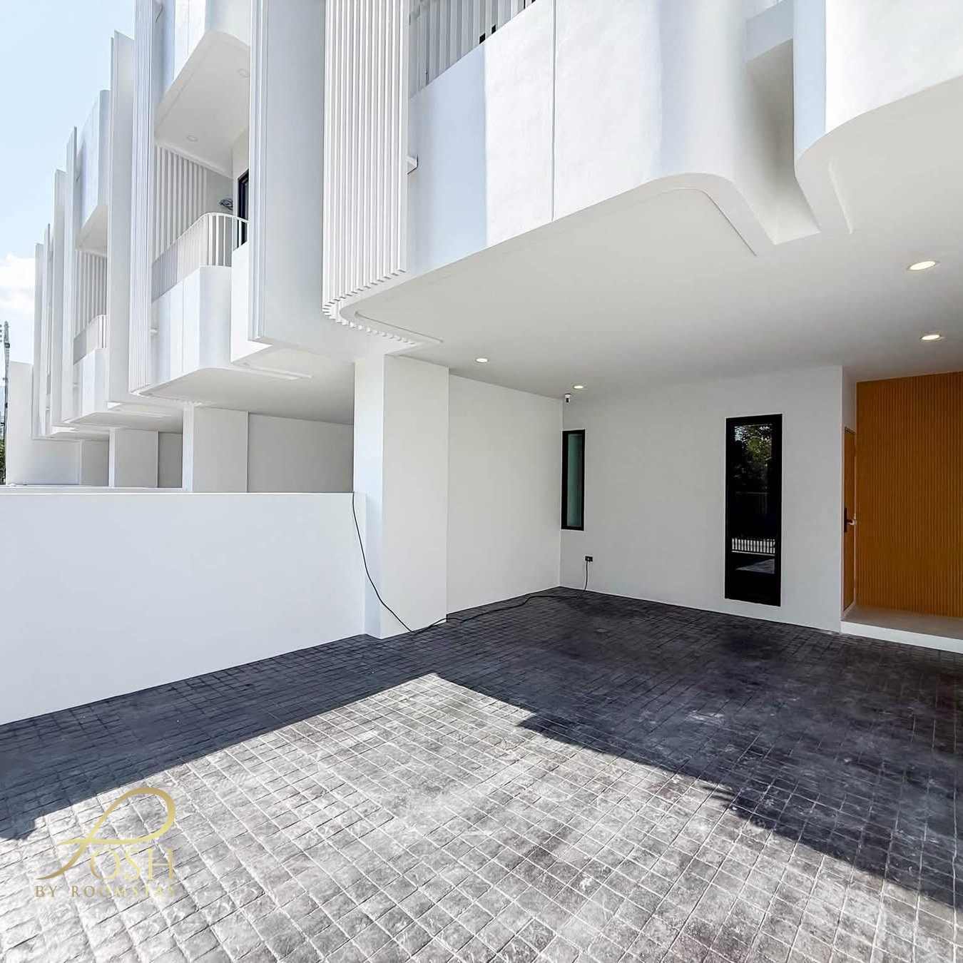SUKSAMO @ CHALONG New 2-storey townhomes behind HomePro Chalong, featuring 3 bed, 3 bath and a modern design ideal for both living and investment. – รูปที่ 2