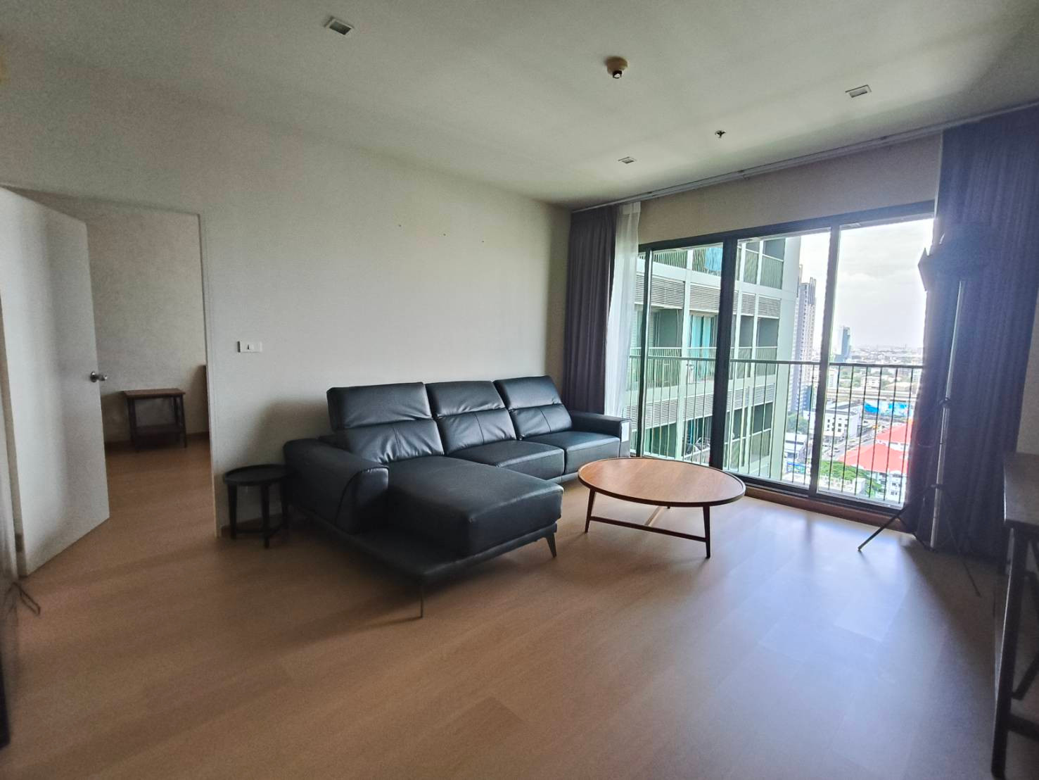 For RENT Noble SOLO Thonglor Condo !!! A Spacious one Bed Room 51.23sq.m with New Kingsize Mattress, Sofa and Re-flooring.