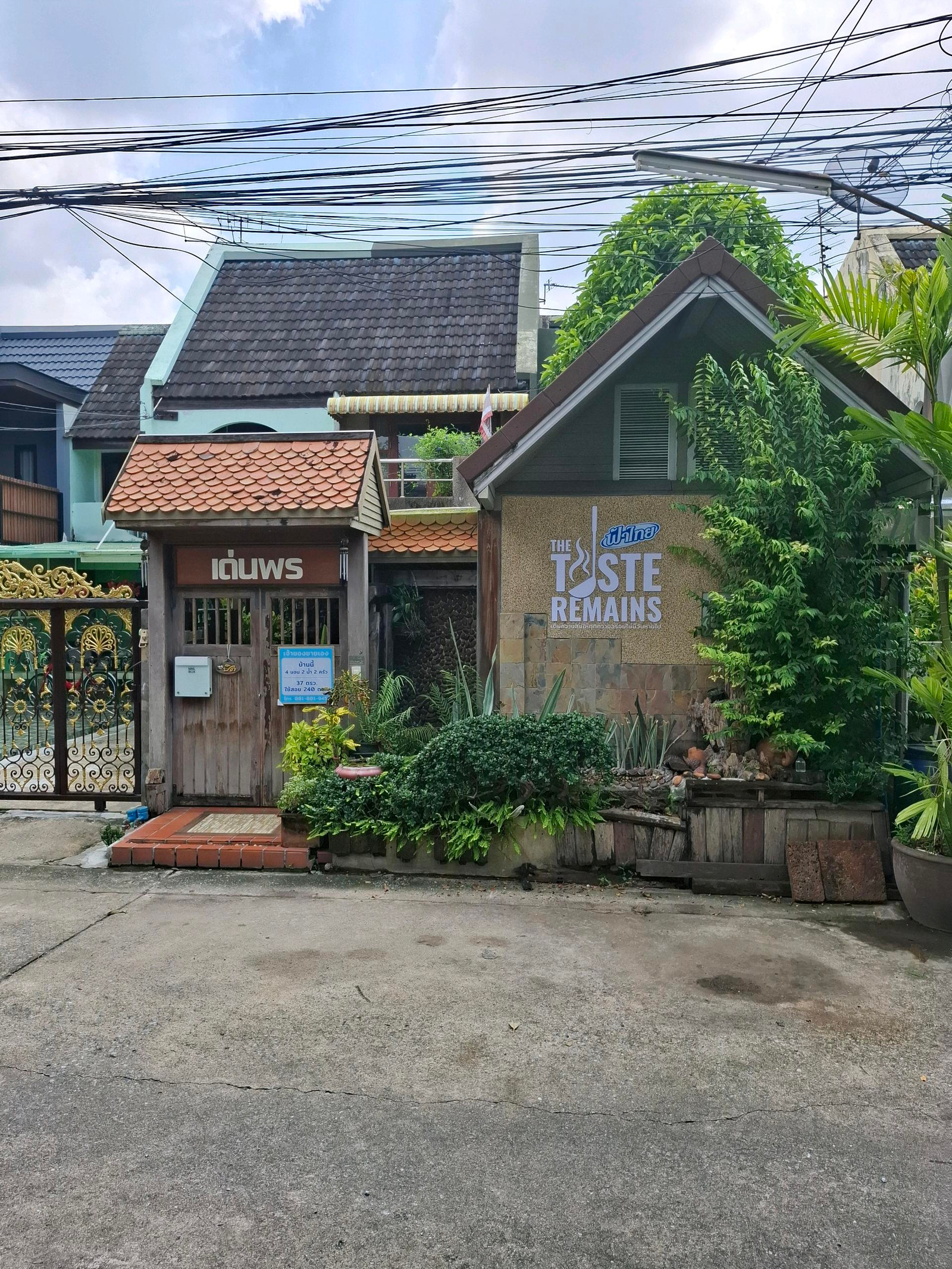Large townhouse for sale, 37 sq m, Nawamin 80, usable area 240 sq m (100% flood-free) with stainless steel kitchen structure, old restaurant. The is selling it himself. Large townhouse for sale, 37 sq m, Nawamin 80, usable area 240 sq m (100% flood-free) with stainless steel kitchen structure, old restaurant. The is selling it himself.